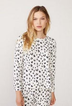 Load image into Gallery viewer, MONROW Heart Leopard Cut Off Crew Raglan